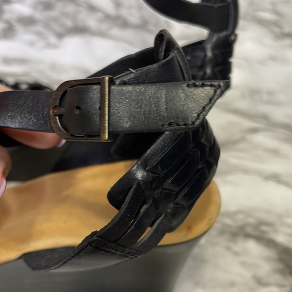 UGG Farrah Premium leather upper Leather straps Adjustable Buckle closure size 8 - Picture 11 of 16